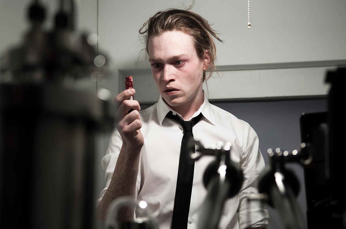 Caleb Landry Jones dans Antiviral de Brandon Cronenberg