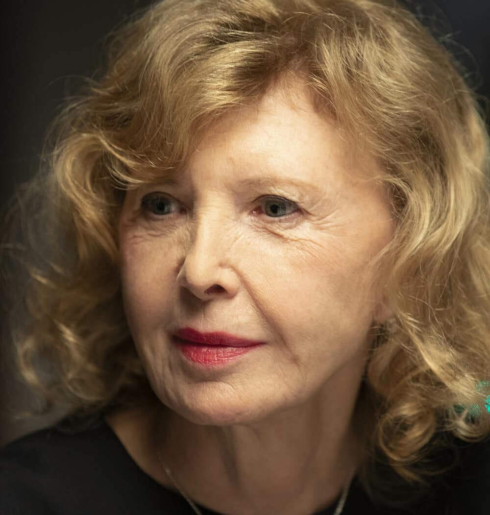 Aurore Clément dans Je voudrais que quelqu'un m'attende quelque part