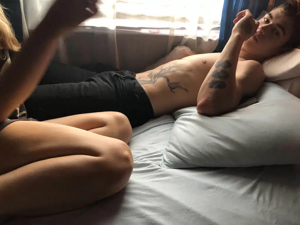 Hero Fiennes-Tiffin torse nu dans After chapitre 1