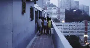 Enfants dans immeuble dans La familia