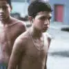 Deux enfants torse nu dans La familia