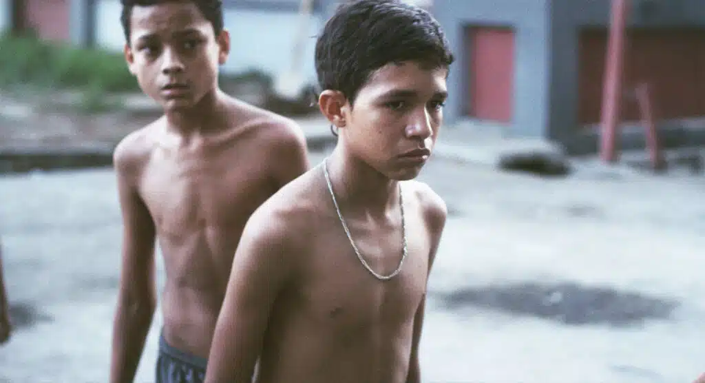 Deux enfants torse nu dans La familia