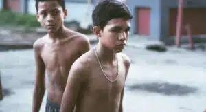 Deux enfants torse nu dans La familia