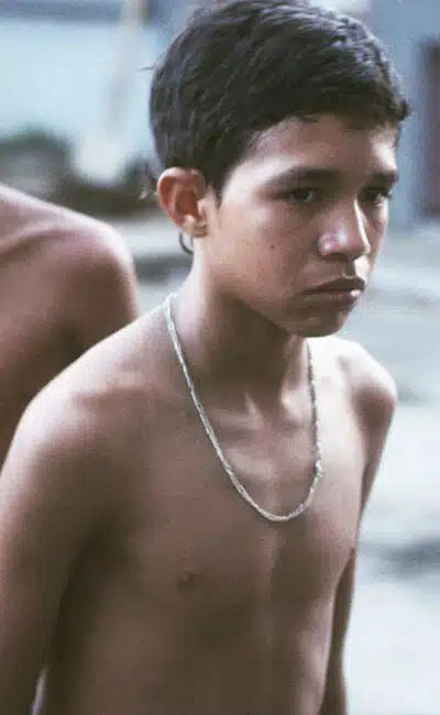 Deux enfants torse nu dans La familia