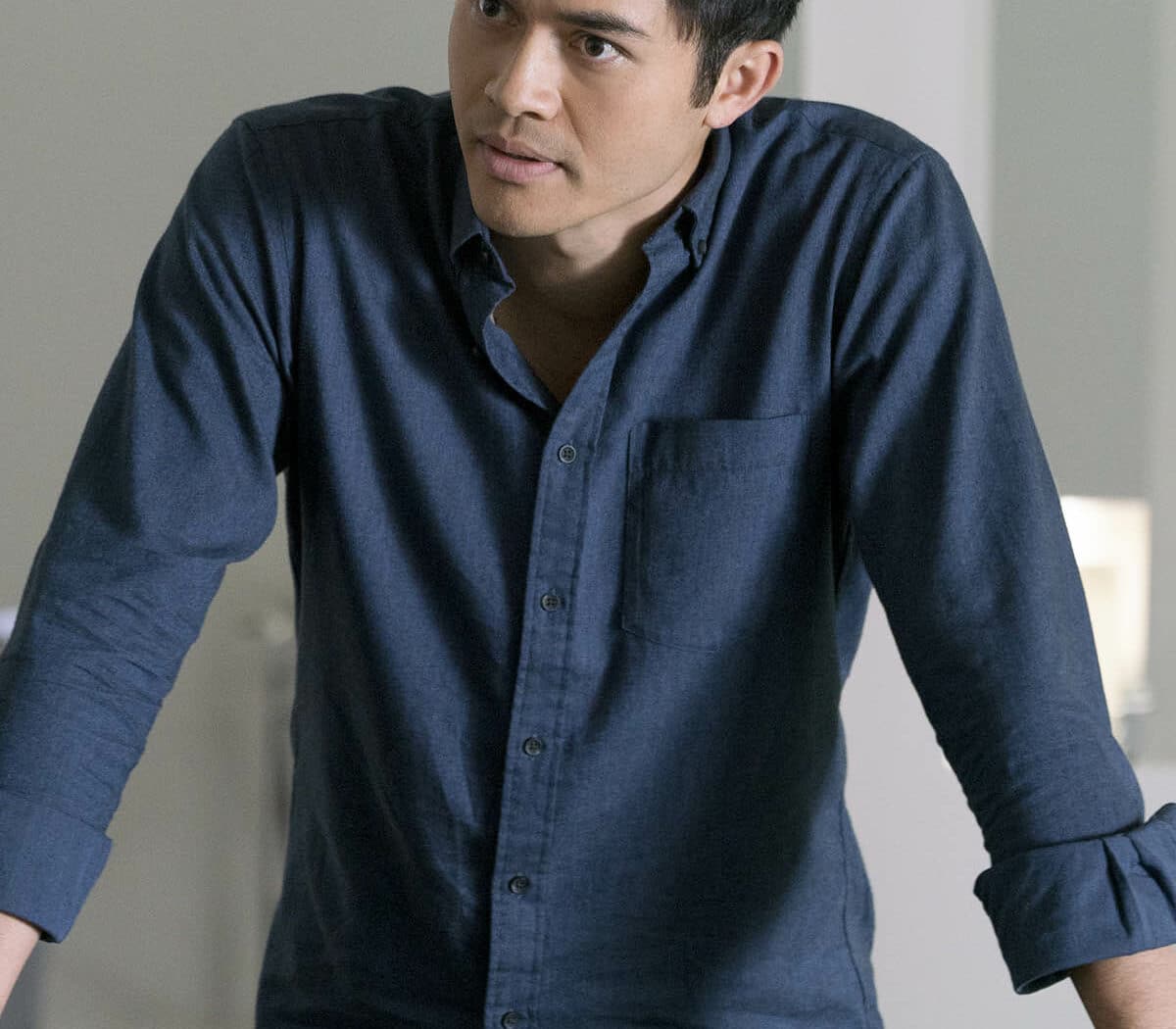 henry Golding dans L'ombre d'Emily