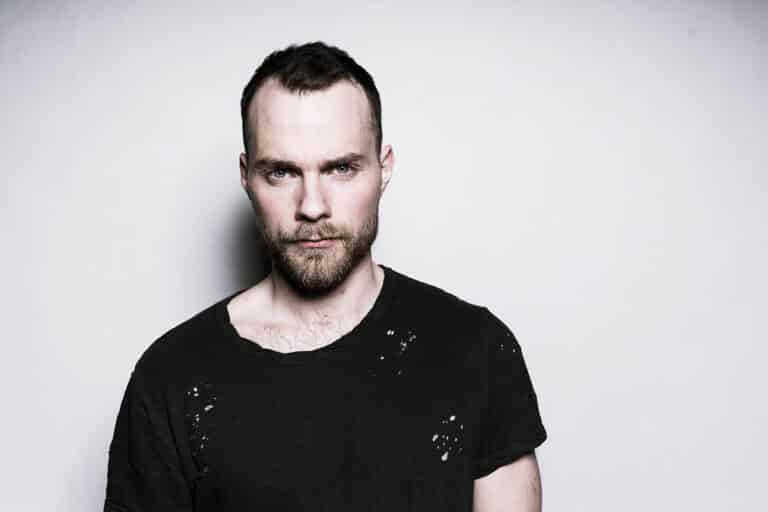 Ásgeir impérial sur Bury the Moon