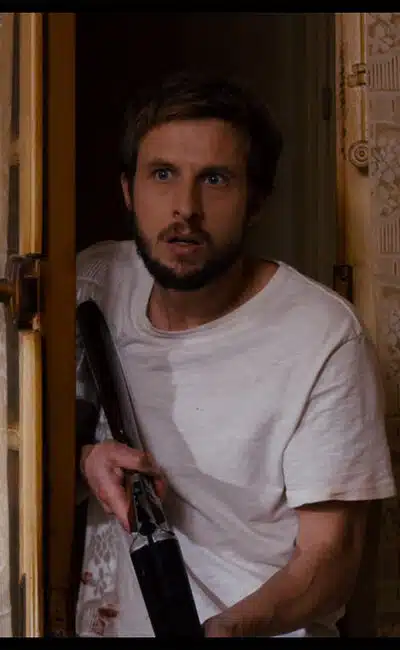 Anders Danielsen Lie dans La nuit a dévoré le monde : il sort le flingue