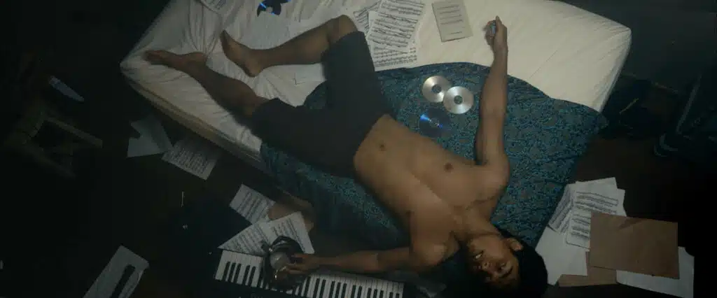 Hari Santika dans Une Barque dans l'océan