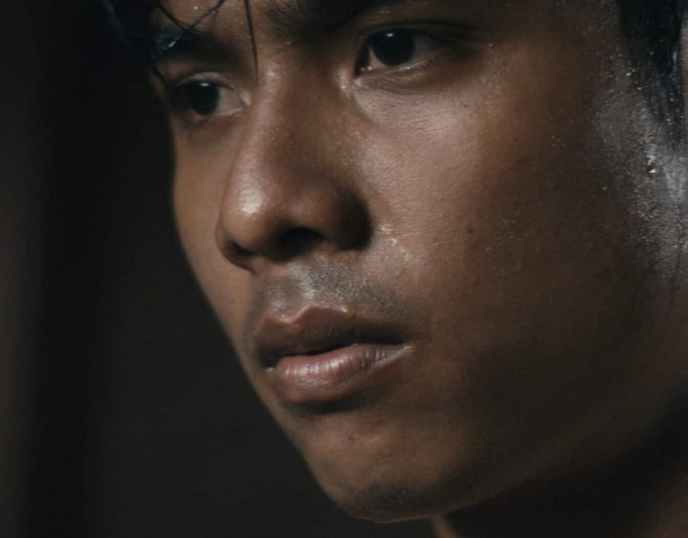 Hari Santika dans Une Barque dans l'océan