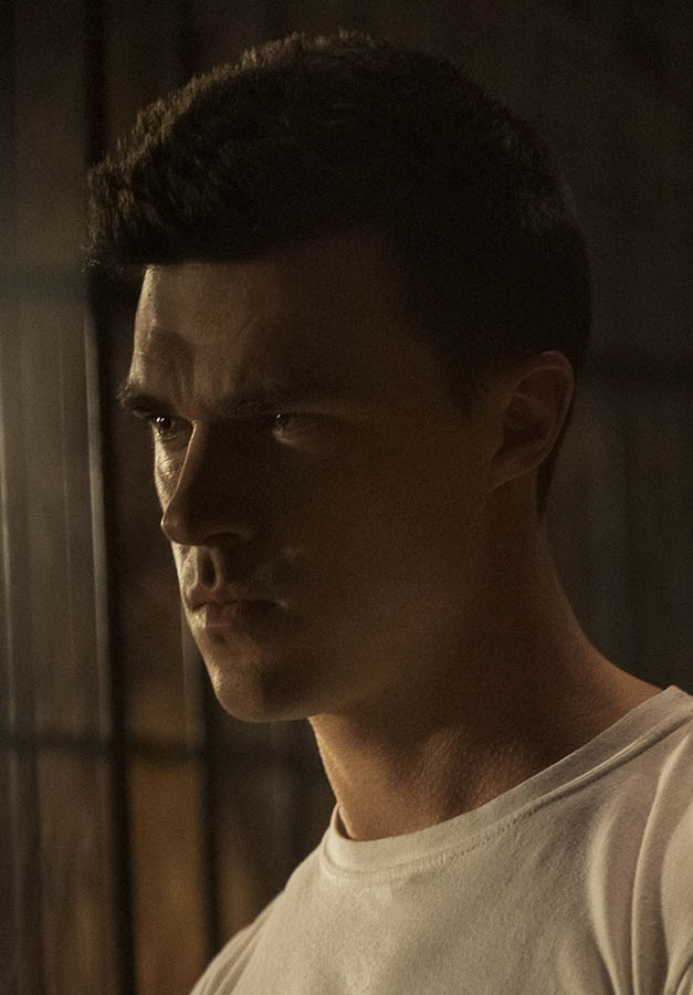 Finn Wittrock est Edmund Tolleson dans Ratched