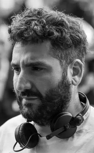Mouloud Achour sur le tournage des Méchants