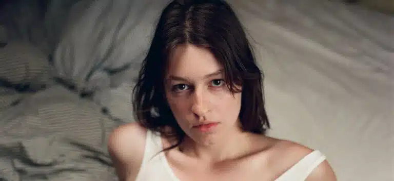 Lou-Adrianne Cassidy nous dit “Bonsoir”