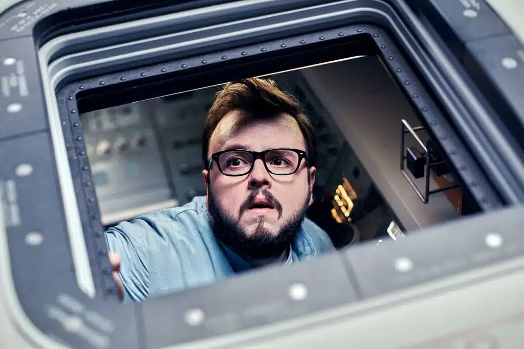 John Bradley dans Moonfall