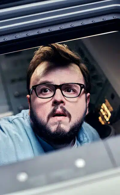 John Bradley dans Moonfall