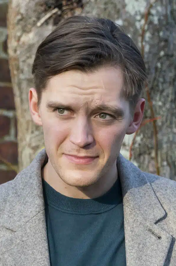 Jonas Nay dans Toi, lui, elle et nous.