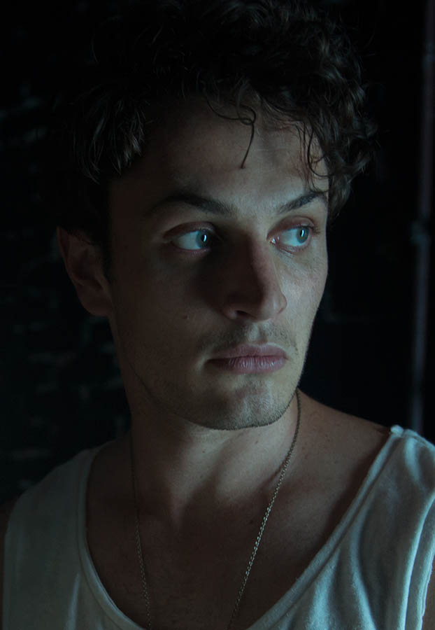 Colin Woodell dans XOXO Carpe Diem