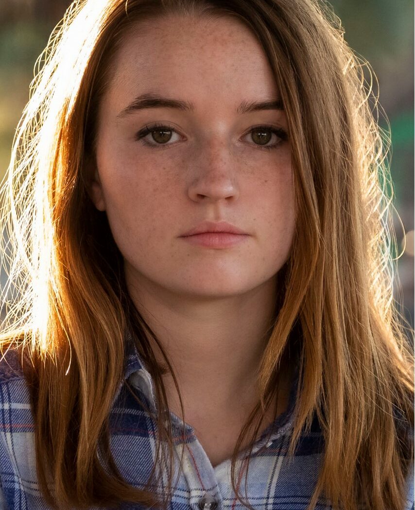 Kaitlyn Dever sur le plateau de Unbelievable.