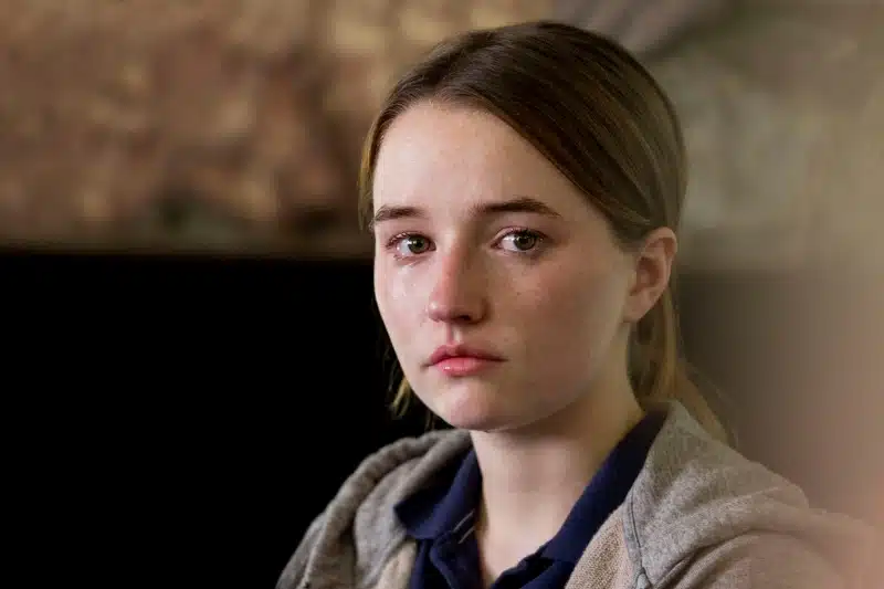 Kaitlyn Dever sur le plateau de Unbelievable.