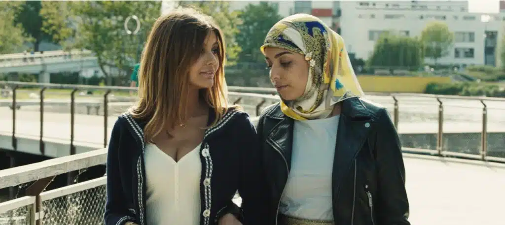 Zahia Dehar dans L'air de la mer rend libre