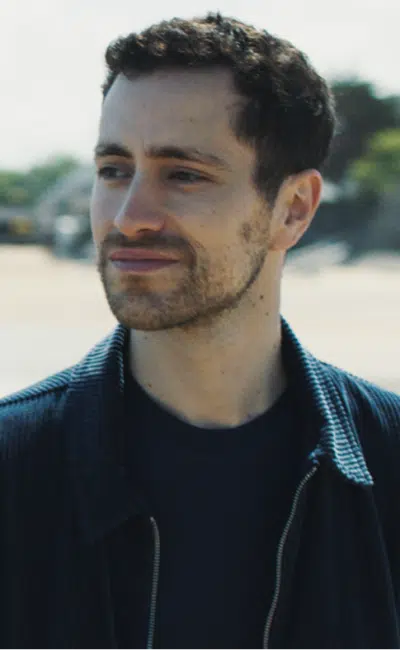 Youssouf Abi-Ayad dans L’air de la mer rend libre