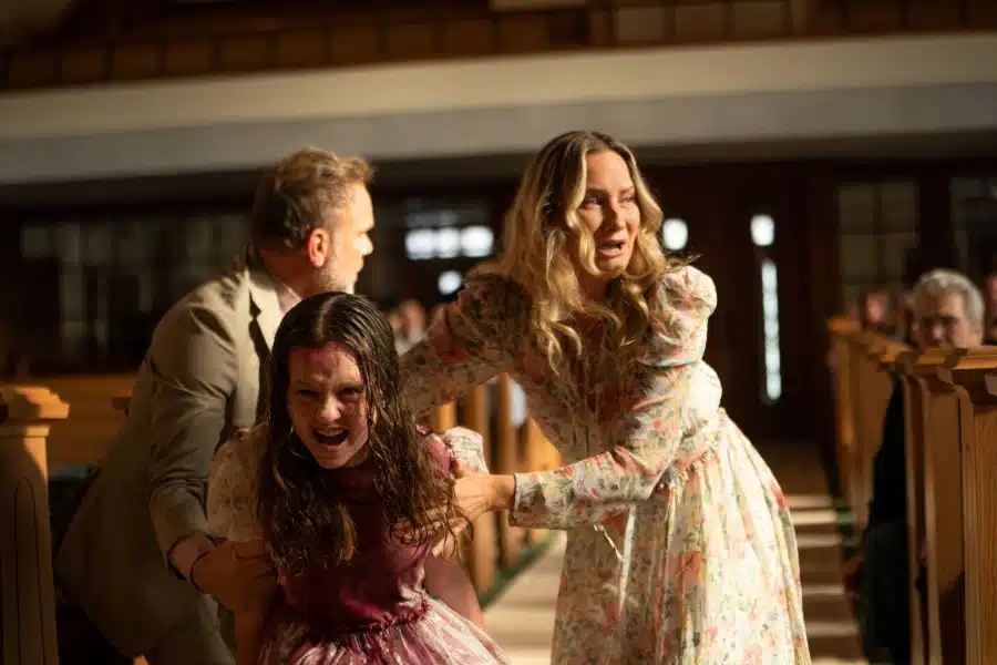 Norbert Leo Butz, Olivia O’Neill et Jennifer Nettles dans L'Exorciste Dévotion (2023)
