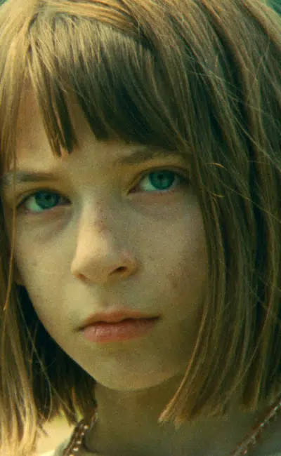 Phoebe Ferro dans Riddle of Fire