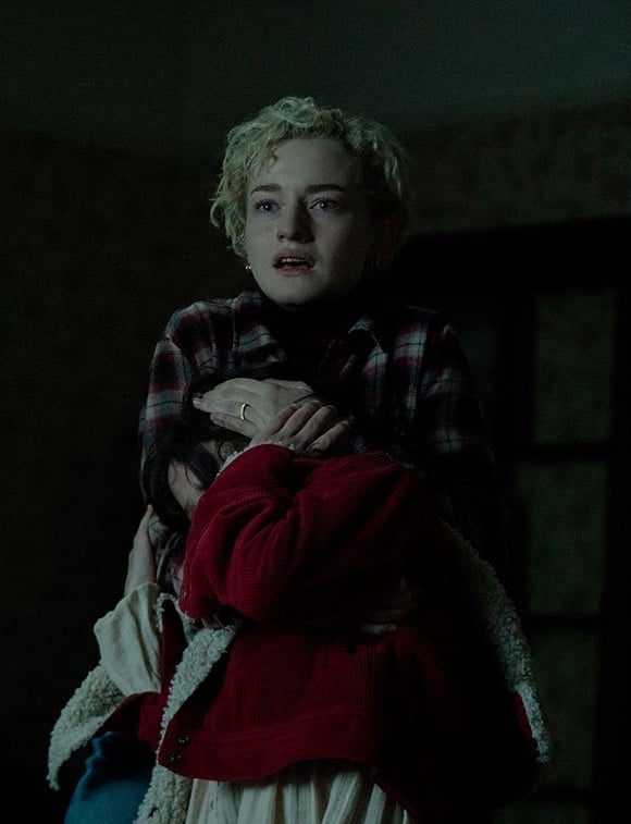 Julia Garner, portrait