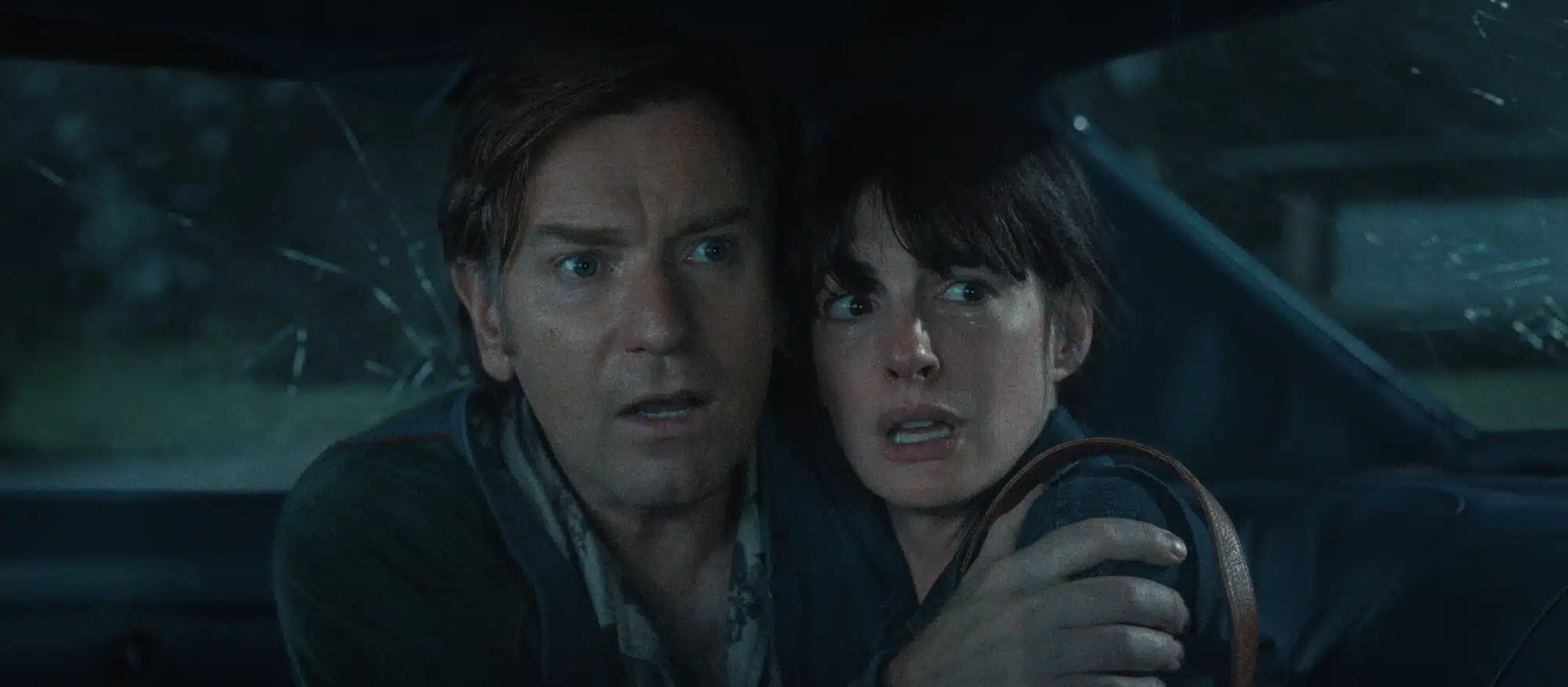 Ewan McGregor et Anne Hathaway dans La fin d'Oak Street