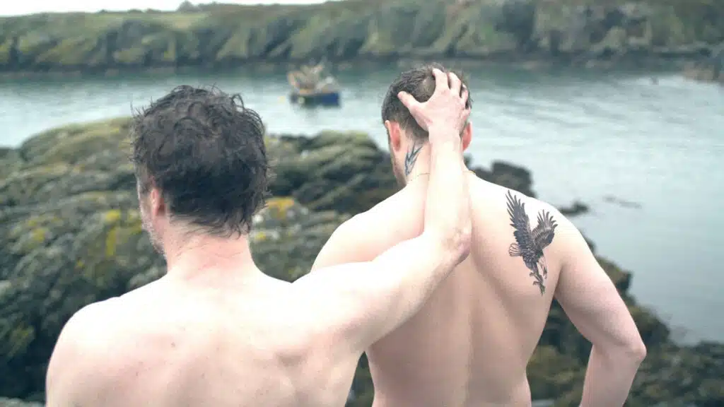 Barry Ward et Lorne MacFadyen dans Face à la mer d'Helen Walsh