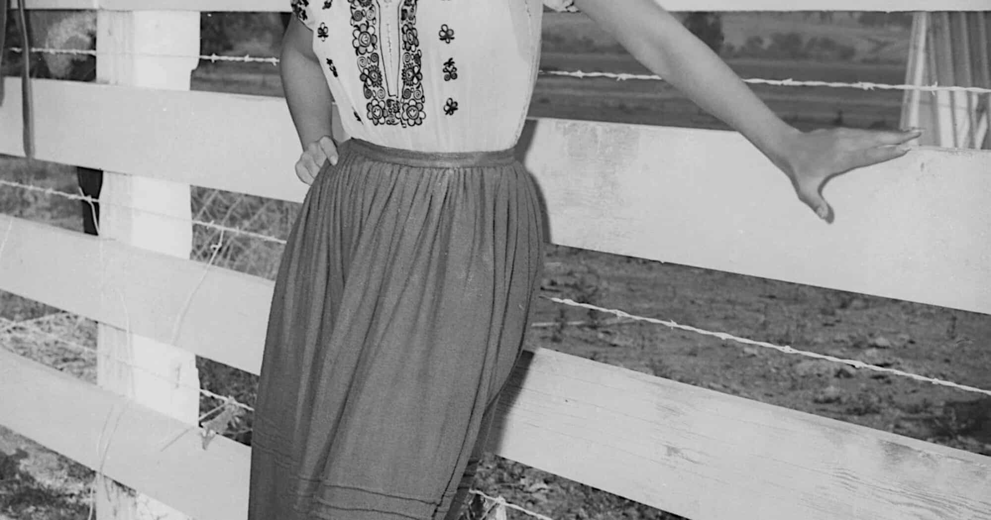Abbe Lane dans "Rendez-vous sur l’Amazone" (1955) Robert Stillman Productions / RKO Radio Pictures. Tous droits réservés.