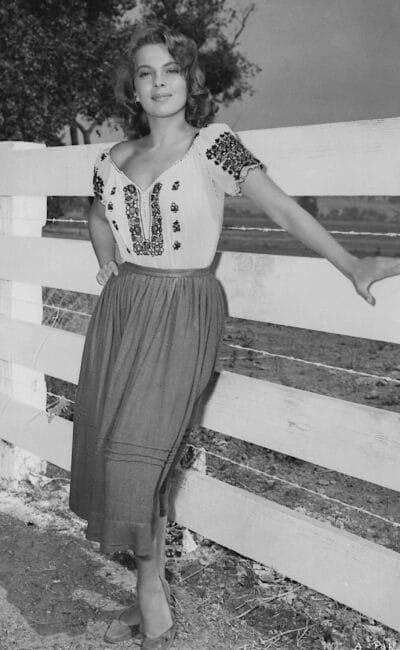 Abbe Lane dans "Rendez-vous sur l’Amazone" (1955) Robert Stillman Productions / RKO Radio Pictures. Tous droits réservés.